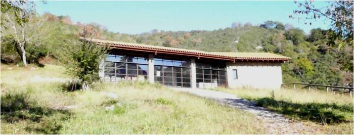El Centro de Interpretación del Karst y el Hábitat Rupestre Justo del Castillo (Asturias) ha estado cerrado prácticamente desde el día de su inauguración. Sobrevive gracias a una escuela taller que lo abre una vez por semana
